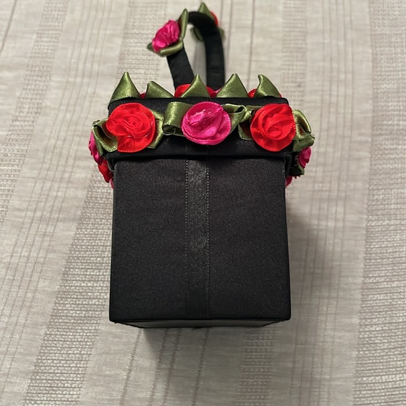 Unique rosebud floral box purse! Super cute and conversation starter for sure! - Picture 5 of 8